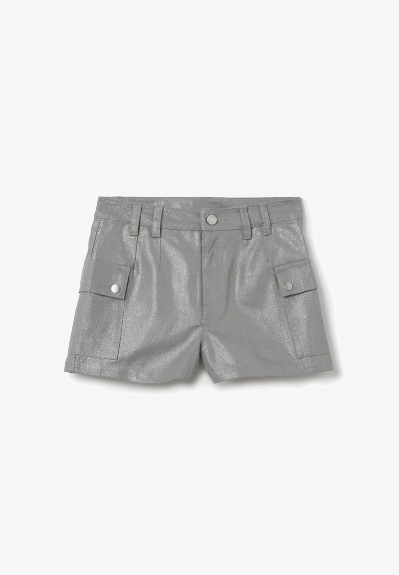 Pantaloni corti argento realizzati in tessuto scintillante, con fronte piatto, due tasche laterali e bottoni decorativi. Vestibilità sartoriale e lunghezza corta.