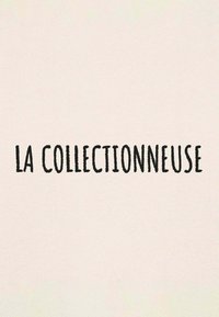 "LA COLLECTIONNEUSE" in caratteri neri bold su uno sfondo beige chiaro, centrato con una superficie liscia.