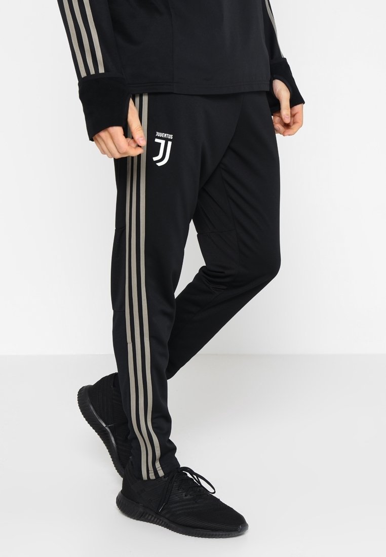 Schwarze Sporthosen mit drei vertikalen dunkelgrauen Streifen und einem Juventus-Logo am linken Bein. Das Material wirkt glatt und sportlich.