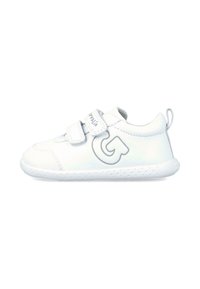 Zapatillas blancas para niños con dos correas de Velcro, punta redondeada, suela de goma texturizada y un acento de logo gris en el costado. Material sintético suave.