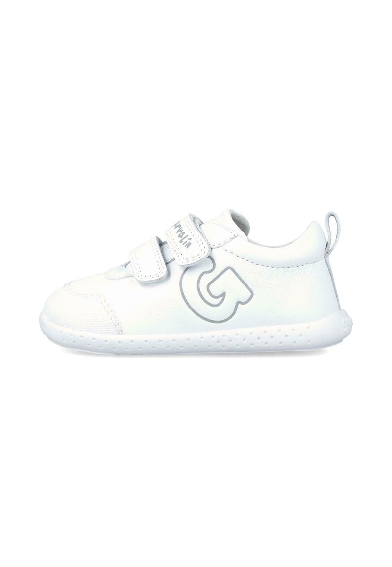 Zapatillas blancas para niños con dos correas de Velcro, punta redondeada, suela de goma texturizada y un acento de logo gris en el costado. Material sintético suave.