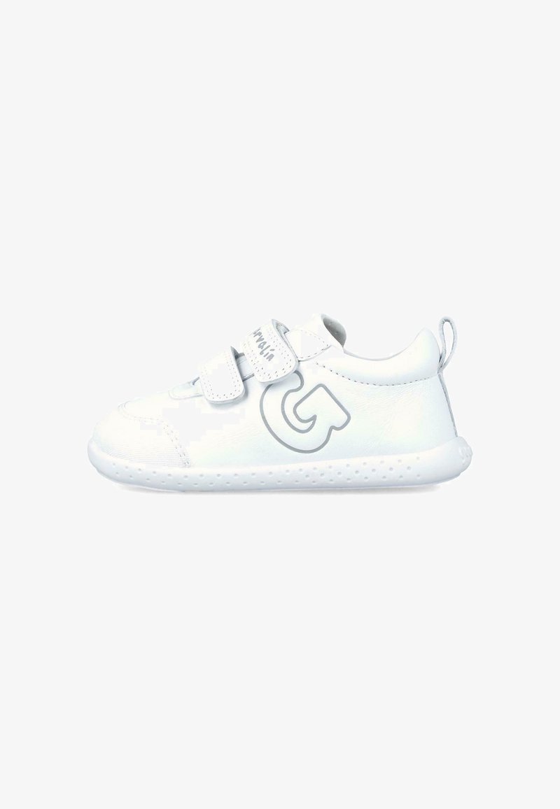 Zapatillas blancas para niños con dos correas de Velcro, punta redondeada, suela de goma texturizada y un acento de logo gris en el costado. Material sintético suave.