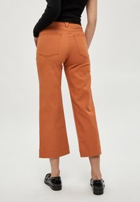 Desires DEFLORENCE PANTS - Bootcut-farkut - caramel brown