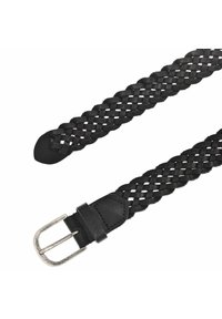 Schwarzer geflochtener Ledergürtel mit silberner Metallschnalle, teilweise auf weißem Hintergrund gezeigt.