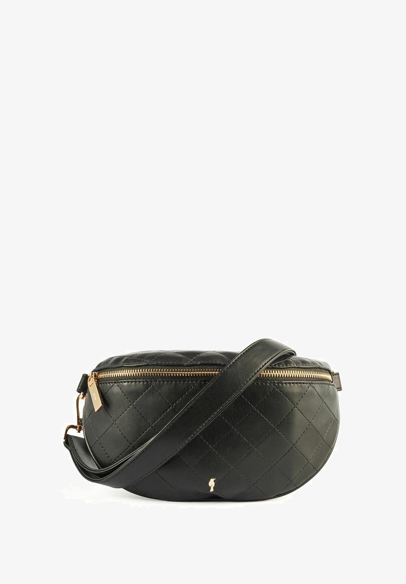 Czarna pikowana skórzana torebka na ramię z złotym zamkiem, okrągłym kształtem i pojedynczym regulowanym paskiem. Wyróżnia się małym akcentem w postaci logo.