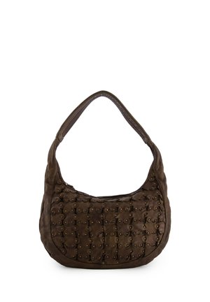 Hnědá kožená kabelka typu hobo s prošitým předním panelem ozdobeným malými mosaznými cvočky a jedním ramenním popruhem.