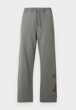 ULTRAS LOGO PANTS - Spodnji deli trenirk - smoke grey