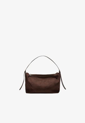 Sac d'épaule en tissu brun texturé avec une sangle fine et une fermeture éclair supérieure, sur fond blanc uni.