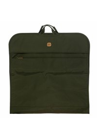 Funda de ropa verde hecha de tela duradera, con una parte superior redondeada, un bolsillo con cremallera en la parte frontal y dos asas robustas para llevar.