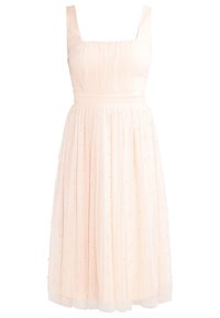 Robe midi rose pâle sans manches avec encolure carrée, taille cintrée, jupe plissée et petites décorations en perles sur toute la jupe.
