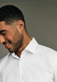 Next FIT SINGLE CUFF EASY CARE TWILL WITH CUTAWAY COLLAR.  - REGULAR FIT - Business skjorter - white