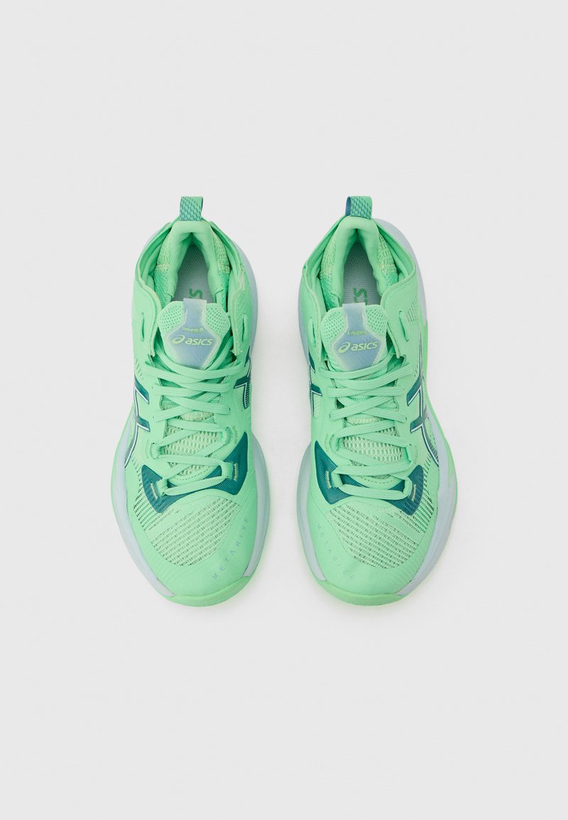 Paire de chaussures de course ASICS vert menthe avec empeigne en mesh, fermeture à lacets, et languettes de langue brandées, vues de dessus sur un fond uni.