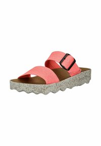 Sandali in tessuto rosa con suola marrone testurizzata e fibbia nera. La suola presenta un bordo ondulato e dettagli di design maculati.