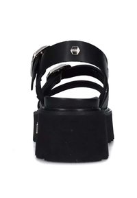 Sandali platform neri caratterizzati da molteplici cinturini sottili, texture liscia, accenti metallici e una spessa suola in gomma.
