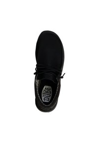 Zwarte casual schoen met veters, textuur bovenkant en gevoerde inlegzool. Heeft het "HEY DUDE" logo op de inlegzool.