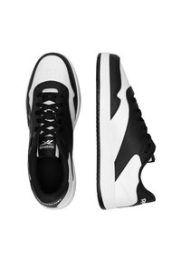 Czarno-białe sneakersy z teksturowanej skóry i siateczki, z perforowanym przodem buta, wyściełanym kołnierzem i kontrastującym wzorem podeszwy.