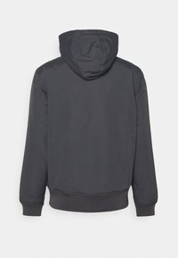 Veste à capuche gris foncé, avec une texture lisse, des poignets élastiques et une capuche avec cordon de serrage. Design simple et épuré sans détails supplémentaires.