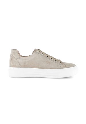 Beige suède lage sneaker met dikke witte rubberen zool en beige veters, zijaanzicht op een witte achtergrond.