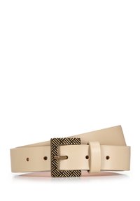 Cinturón de cuero beige con hebilla de bronce texturizada y acabado pulido. Con múltiples agujeros de ajuste. Diseño simple y minimalista.