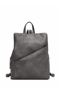 Grauem Leder-Rucksack mit strukturierter Oberfläche, eckigem Design, Obergriff und Reißverschlussfach. Das eckige Detail der vorderen Klappe sorgt für einen interessanten Akzent.