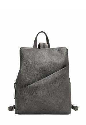 Grauem Leder-Rucksack mit strukturierter Oberfläche, eckigem Design, Obergriff und Reißverschlussfach. Das eckige Detail der vorderen Klappe sorgt für einen interessanten Akzent.