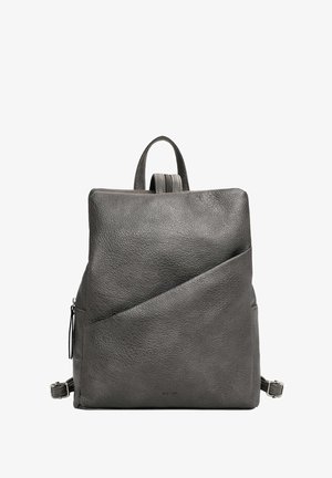 Mochila de piel gris con una superficie texturizada, diseño angular, asa superior y bolsillo con cremallera. El detalle angular de la solapa frontal añade interés.