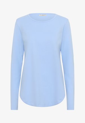 Gaiši zila garā piedurkne T-krekls, kas izgatavots no mīksta kokvilnas, ar apaļu kakla izgriezumu un izliektu apakšmalu. Bez rakstiem vai akcentiem.