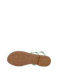 Sandali con cinturini e una fascia trasparente verde menta, hardware in oro regolabile e una suola in gomma marrone testurizzata con un motivo in rilievo.