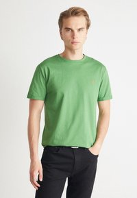 Les Deux NØRREGAARD SEASONAL - Paprasti marškinėliai - vintage green/orange