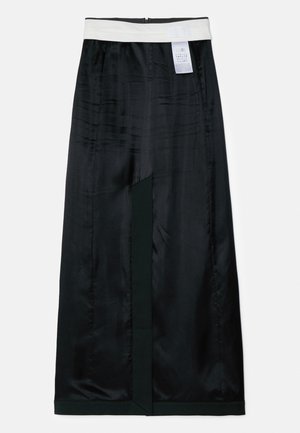 Černá saténová sukně s bílým pasem, doplněná zeleným akcentem a bočním rozparkem. Obsahuje štítek s péčí na pasu.