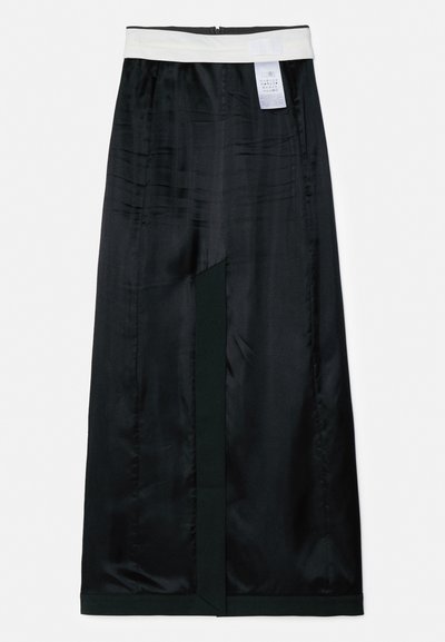 Melnas satīna svārki ar baltu jostasvietu, ar zaļu akcentu un sānu šķēlumu. Iekļauta kopšanas etiķete pie jostasvietas.