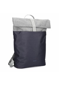 Zaino a roll-top in tessuto grigio con fondo blu scuro, dotato di una tracolla grigia regolabile e superficie liscia. Design elegante e minimalista.