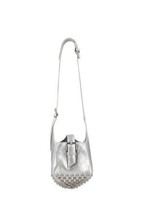 Geantă mică de umăr din piele argintie, cu curea frontală cu cataramă și ținte metalice care decorează marginea de jos.