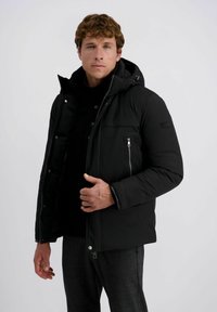 Zwarte pufferjack met een ritssluiting, verstelbare capuchon en een voorrits vak. Heeft een soepele textuur en duurzame stof.