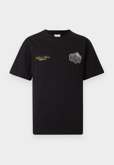 Μαύρο κοντομάνικο T-shirt με κίτρινο κείμενο «Filling Pieces Breaking Bread» στο αριστερό στήθος και λευκό αφηρημένο σχήμα καλωδίου στο δεξί στήθος.