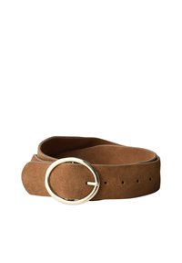 Ceinture en daim marron avec une texture lisse, dotée d'une boucle circulaire en tone doré et de plusieurs trous d'ajustement le long de la sangle.