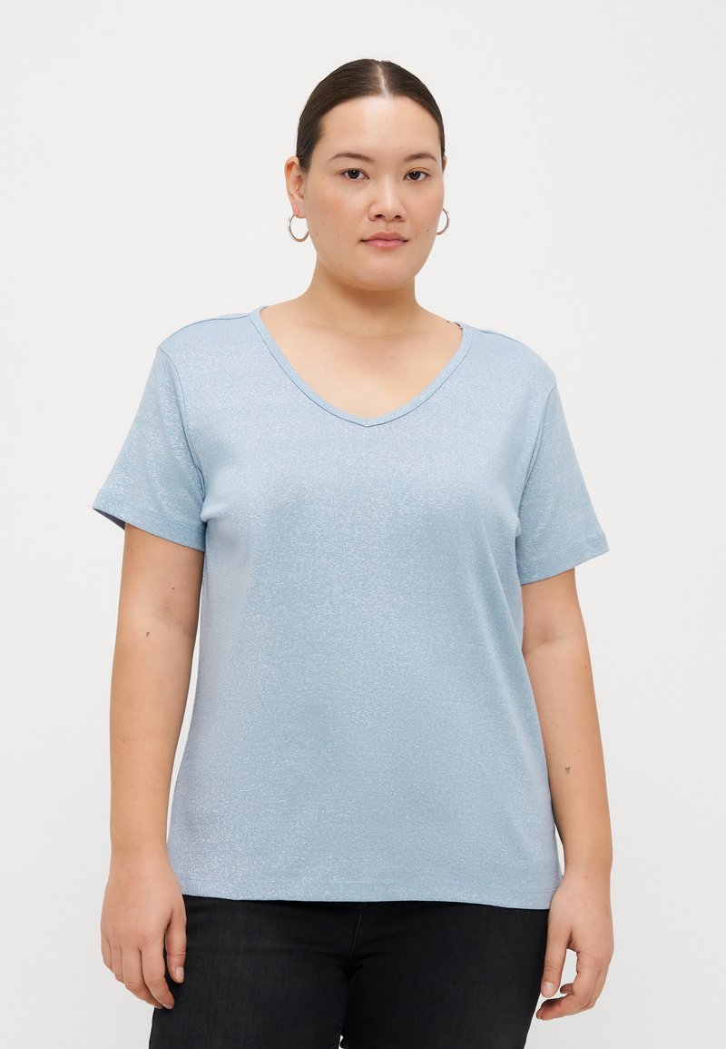 T-shirt azul claro de manga curta com decote em V, feito de um tecido suave com um brilho sutil. Apresenta um corte descontraído e um design simples.