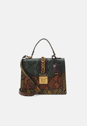 Sac à main avec imprimé serpent multicolore, détail chaîne dorée, poignée supérieure, fermeture à boucle avant et bandoulière réglable sur fond blanc.