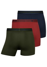 Tres pares de calzoncillos de hombre en verde oliva, burdeos y marino, con cinturillas elásticas que presentan texto de marca y una textura de tela suave.