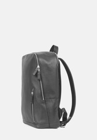 Sac à dos en cuir noir avec un design structuré, double zip sur le devant et une finition texturée. Bretelles rembourrées.