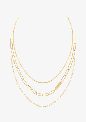 Gullfarget lagdelte halskjede med forskjellige kjedestiler: en delikat lenke-kjede, et forlenget papirklipp-kjede, og en liten tag med gravering.