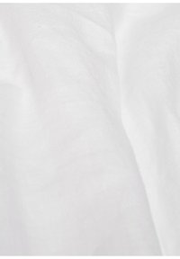 Tissu blanc avec une surface lisse et légèrement texturée. Le matériau semble léger et aérien, avec des plis et des rides délicates.