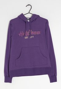 Sudadera con capucha morada con bolsillo frontal, capucha con cordón y bordado "Helly Hansen EST 1877" en colores contrastantes. Tela suave, diseño casual.