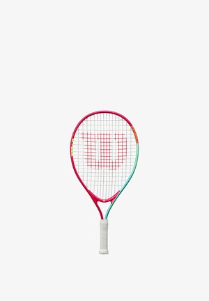 Wilson tennisracket met een roze frame, witte snaren en een blauw-groene accenten. Heeft een witte grip met een gestructureerd oppervlak en logo.