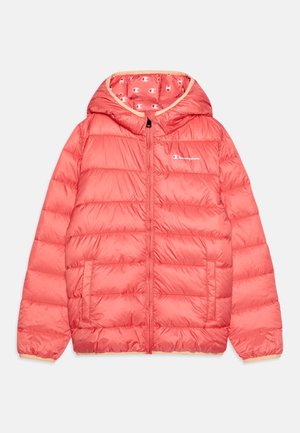 Veste matelassée rouge corail avec capuche, fermeture éclair frontale, poches latérales, poignets élastiques et logo Champion sur la poitrine et la doublure de la capuche.