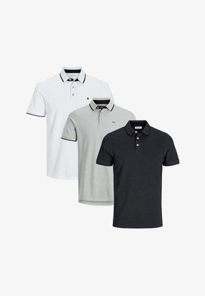 Trois polos en blanc, gris et noir. Chacun comporte un col, trois boutons et un contraste sur le col. En mélange de coton.