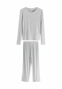 Világosszürke, hosszú ujjú felső és hozzá illő, rugalmas derék rúgós nadrág szett, puha, bordázott anyagból, fehér háttéren síkba fektetve.