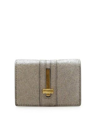 Piccola pochette rettangolare argentata glitterata con chiusura metallica dorata verticale al centro e bordi cuciti.