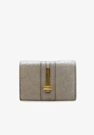 Piccola pochette rettangolare argentata glitterata con chiusura metallica dorata verticale al centro e bordi cuciti.
