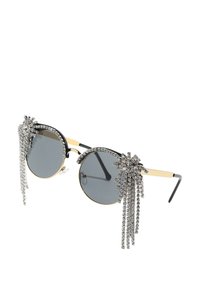 Runda solglasögon med grå linser, svarta och gyllene bågar, prydda med kristalldekorationer och hängande kedjor på varje sida.